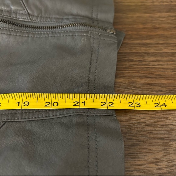 ROZ & ALI Women's Gray faux Leather Jacket petite M - Picture 13 of 13